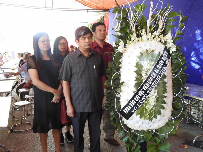 Đại diện Khóa Báo chí - Học viện Báo chí và Tuyên truyền (Nơi phóng viên Dư đã từng theo học) đến thăm viếng.