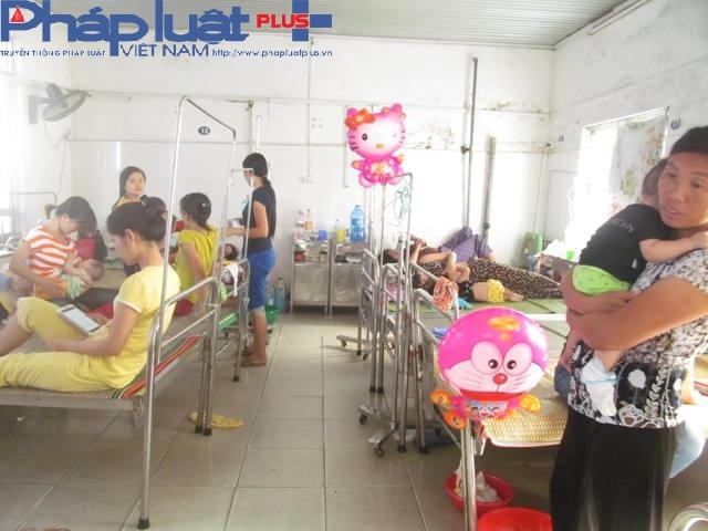 Phòng 6 giường "nhét" 8 bệnh nhân.