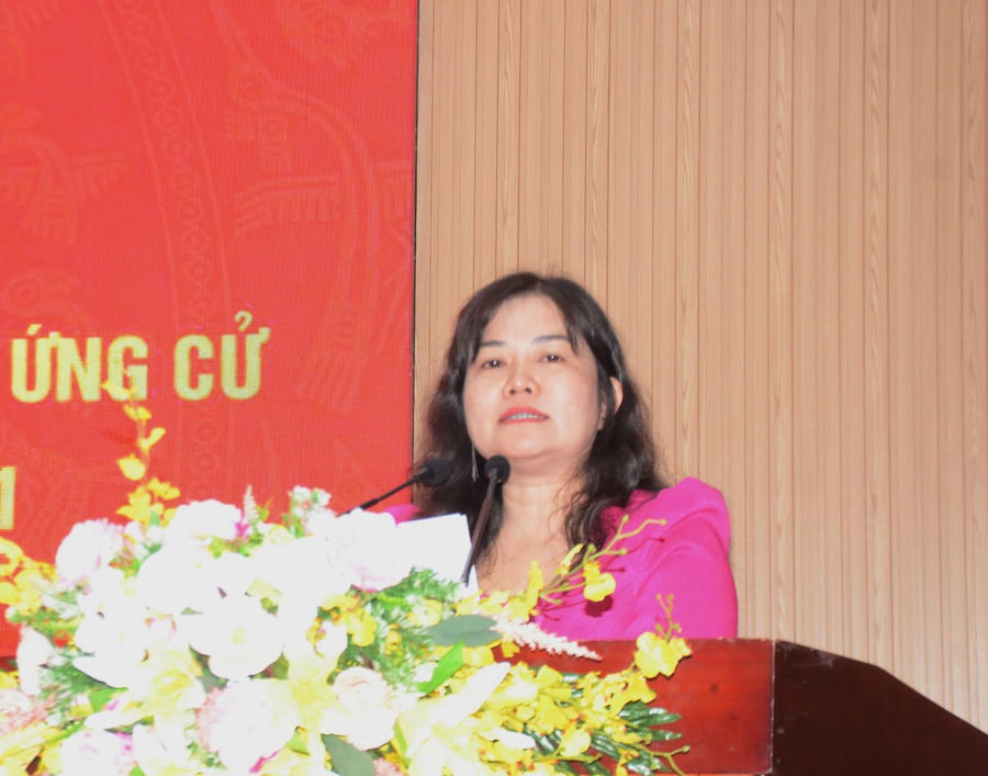 Bà Võ Thị Ngọc Hân – Phó Chủ tịch Ủy ban MTTQ Việt Nam tỉnh Cà Mau, trình bày kế hoạch tổ chức Hội nghị gặp gỡ, tiếp xúc giữa cử tri với người ứng cử .