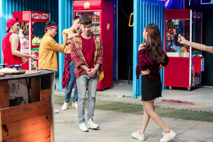 Sau &ldquo;Anh nh&agrave; ở đ&acirc;u thế&rdquo;, Amee li&ecirc;n tục được Kay Trần &ldquo;thả th&iacute;nh&rdquo; trong MV Phố h&agrave;ng n&oacute;ng