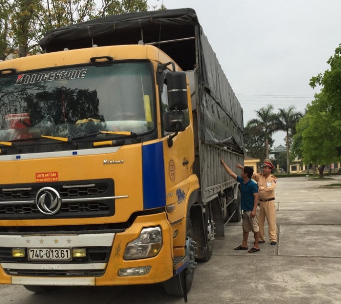 Lực lượng chức năng kiểm tra xe tải vận chuyển mỡ động vật không rõ nguồn gốc.