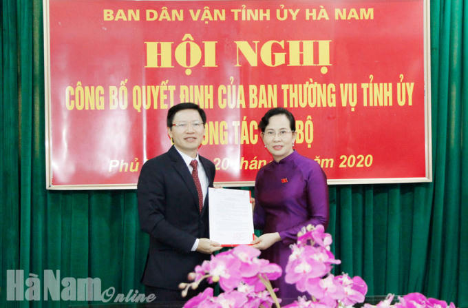 Đồng chí Lê Thị Thủy, Ủy viên Trung ương Đảng, Bí thư Tỉnh ủy trao Quyết định của BTV Tỉnh ủy cho đồng chí Đinh Văn An.