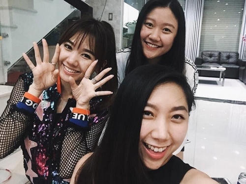Hari Won chụp ảnh thân thiết cùng em gái Trấn Thành khi sang nhà người yêu ăn uống.