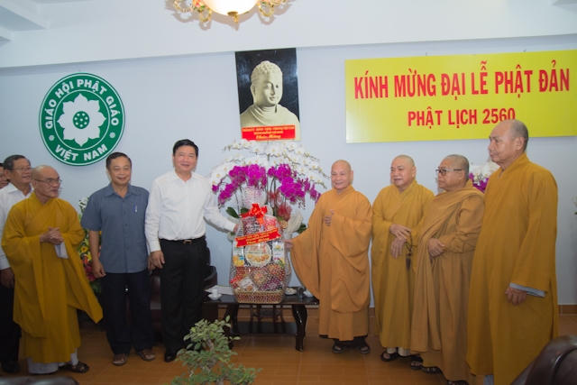 Ông Phạm Dũng tặng hoa chúc mừng.