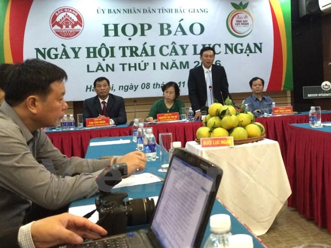 Chủ tịch Nguyễn Thanh Bình khẳng định các sản phẩm bày bán và giới thiệu tại ngày hội là những sản phẩm đảm bảo chất lượng an toàn vệ sinh thực phẩm. Ảnh: Thanh Tâm/Vietnam+)