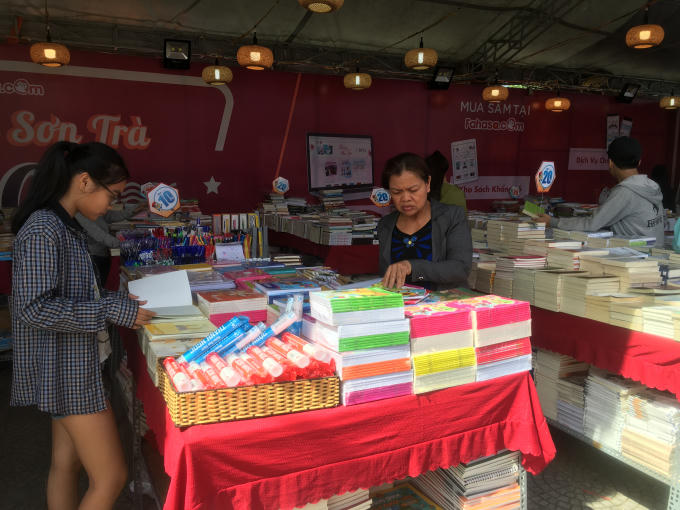 Các bậc phụ huynh lại tìm đồ dùng học tập cho con trước khi năm học mới bắt đầu.