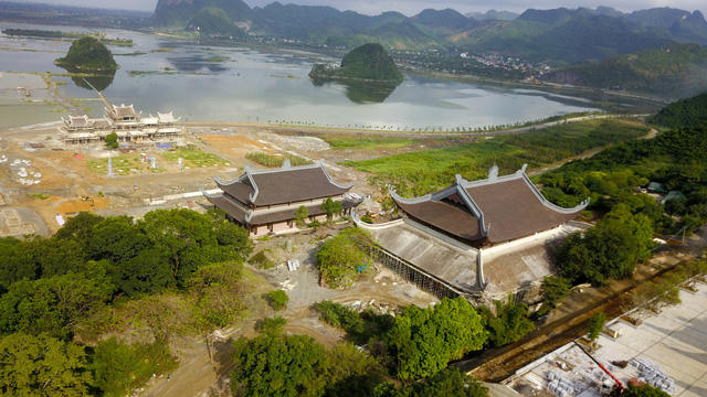 Trên trục thần đạo Chùa Tam Chúc có Chùa Ngọc, Điện Tam Thế, Điện Pháp Chủ, Điện Quan Âm, Cổng Tam Quan...