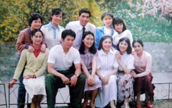 Trương Thiết Lâm với các diễn viên cùng thời. Ảnh: Internet.