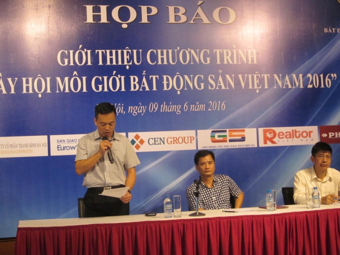 Ông Vũ Chí Thanh, Phó chủ tịch Hội Môi giới BĐS phát biểu tại cuộc họp.