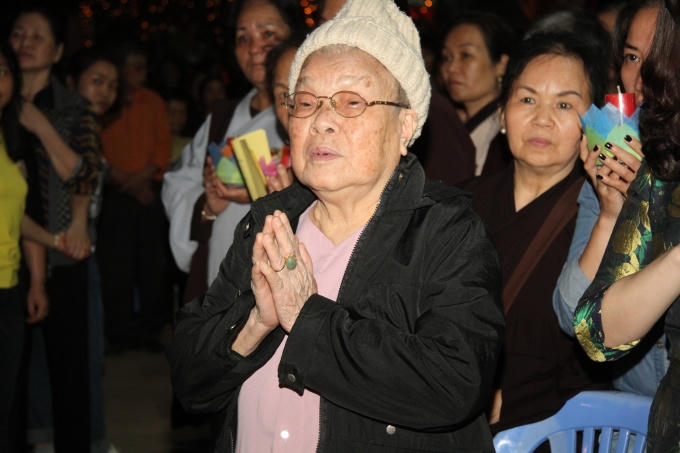 Nhiêu phật tử tuổi đã cao nhưng vẫn cố gắng tìm về chùa để chiêm bái phật ngọc.