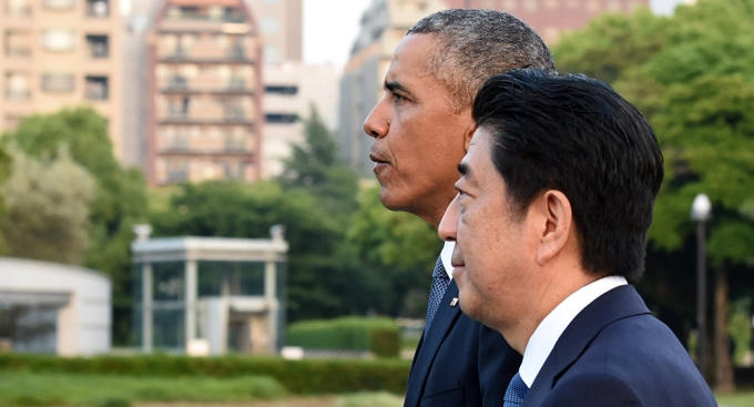 Tổng thống Mỹ B.Obama và Thủ tướng Nhật Shinzo Abe. (Ảnh: AFP).