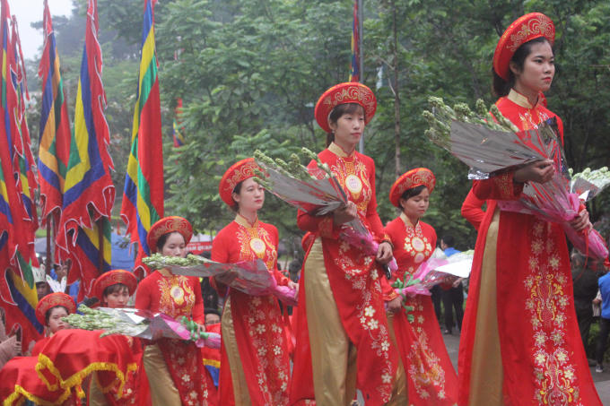 14 thiếu nữ mang hương, hoa và lễ vật trong đoàn dâng lễ ngày chính hội 10/3.