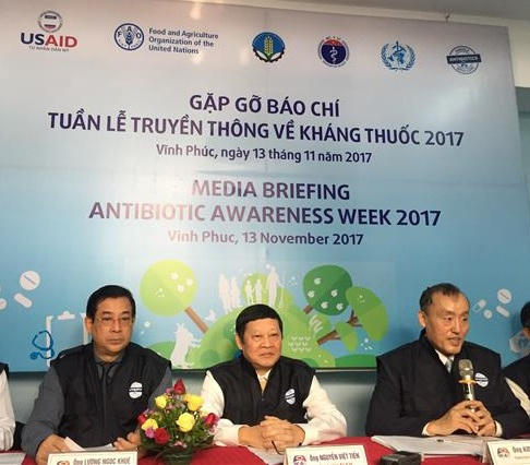 Đại diện Bộ Y tế và Tổ chức Y tế thế giới tại Việt Nam trả lời báo chí. Ảnh: DN