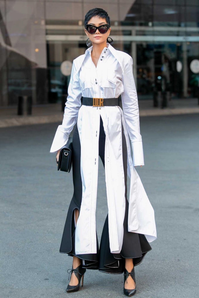 Hoa hậu H&rsquo;Hen Ni&ecirc; rạng rỡ khoe d&aacute;ng giữa phố với trang phục Street Style