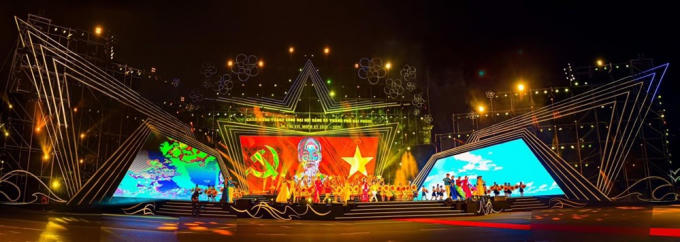 Chương trình văn nghệ chào mừng thành công Đại hội Đảng bộ thành phố lần thứ XVI, tối 16/10 tại quảng trường Nhà hát thành phố. Ảnh: Đức Nghĩa