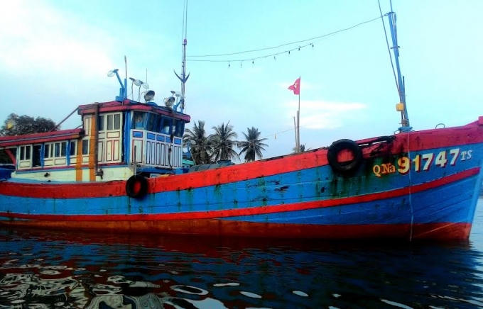 Tàu cá mang số hiệu QNa 91747 TS của ngư dân Quảng Nam bị tàu lạ đâm vào ngày 18/4 vừa qua đang neo đậu tại cảng Kỳ Hà (huyện Núi Thành).