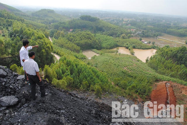 Người dân địa phương tỏ ra hết sức lo lắng về trường hợp nếu có mưa lớn tính trạng sụt lún sảy ra sẽ ảnh hưởng đến nguồn nước, cây trồng và môi trường xung quanh. (Ảnh nguồn Báo Bắc Giang).