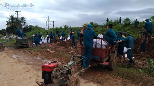 Lực lượng dân quân luôn túc trực sẵn sàng ứng cứu đê ngập lũ. (Ảnh: Anh Thắng)