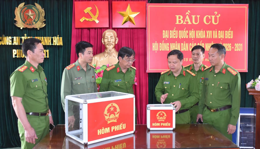Đoàn công tác kiểm tra hòm phiếu. (Ảnh: CATH)