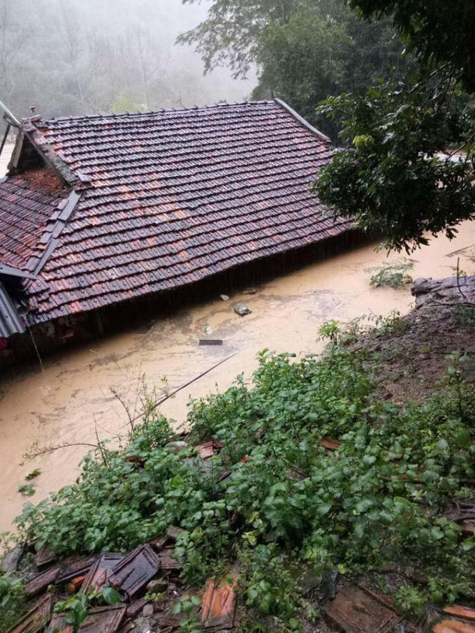 Nhiều ngôi nhà bị vùi lấp bởi đất đá do mưa lớn kéo dài ở huyện Bắc Yên.