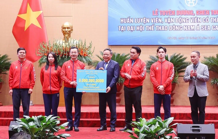 Phó Bí thư Thường trực Thành ủy Hà Nội Nguyễn Văn Phong trao thưởng Đoàn Thể thao Hà Nội tại SEA Games 33. Ảnh: Phạm Linh.