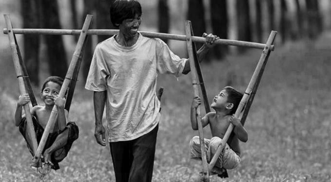 Tình phụ tử thiêng liêng, cao quý. (Hình minh họa)