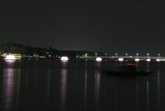 Điểm nhấn của Lễ Phật đản là 7 tòa sen lớn được đặt trên sông Hương, tượng trưng cho 7 bước chân Phật.