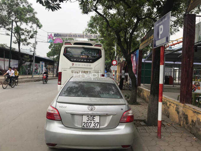Biển chữ P bị gạch xóa một cách khó hiểu, không đúng với quy cách biển báo giao thông hiện hành.