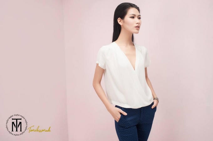 Quần âu kết hợp cùng áo trắng với phong cách sơ vin rối tạo sự “lùng bùng” ở phần eo, giúp bạn che đi triệt để vòng eo chưa vừa ý.