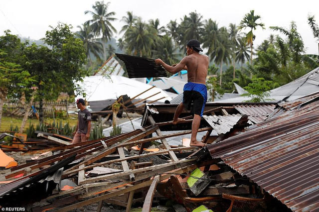 Người dân bắt đầu trở về những ngôi nhà bị tàn phá nghiêm trọng (Ảnh: Reuters).