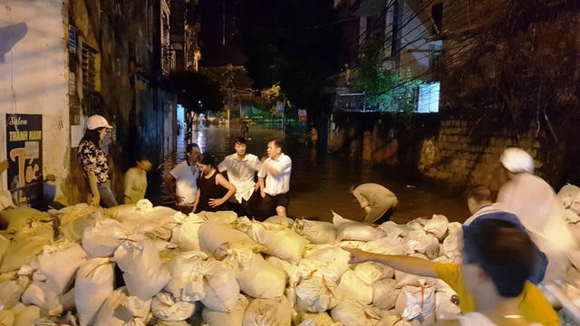 Bàn phương án ngăn nước tấn công vào phố.