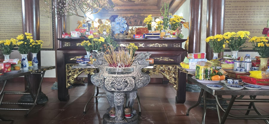 Không gian chính điện Miếu Cố tuệnh với phần mộ và tượng thờ cụ Cố – nơi người dân thành kính thắp hương tưởng niệm.