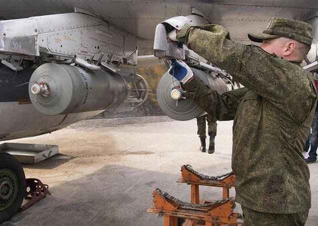 Kỹ thuật viên không quân Nga gắn bom vào máy bay tại căn cứ ở Syria. (Ảnh: AP)
