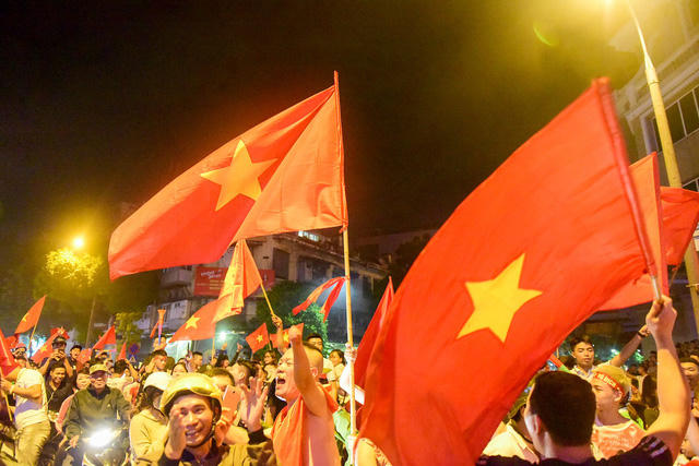 Cờ đỏ sao bay phấp phới.