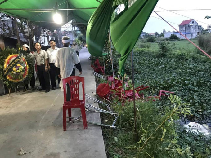 Nhiều bàn ghế bị hư hỏng.