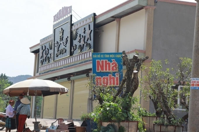 Dự án Bến xe tĩnh Mộc Châu bị "biến tấu" thành nhà nghỉ và quán karaoke với những sai phạm đang có "nguy cơ" được hợp thức hoá kể cả việc đấu nối trực tiếp ra đường QL6.