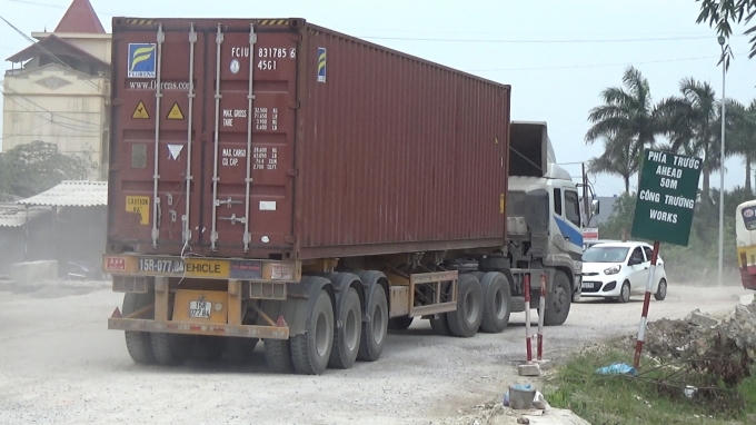 Những chiếc xe trọng tải lớn nối điêu nhau qua Quốc lộ 38.