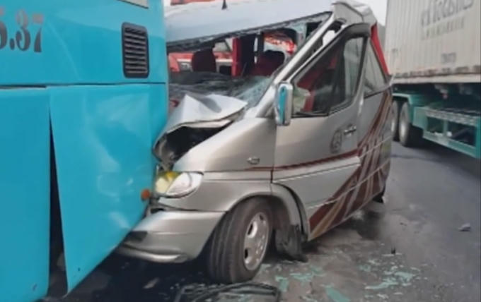 Cận cảnh xe du lịch tông vào đuôi xe khách.