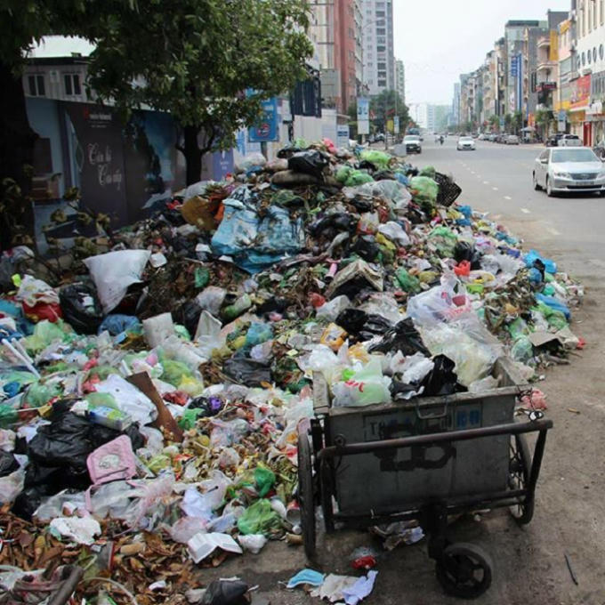 Những hình ảnh phản cảm xuất hiện ngay giữa trung tâm TP được mệnh danh là TP du lịch.