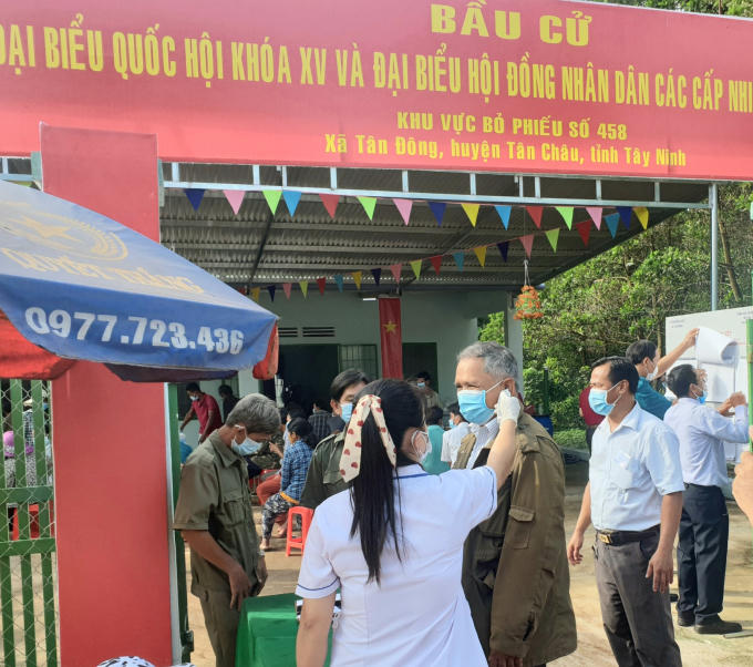 Các biện pháp phòng, chống dịch trước và sau khi bỏ phiếu được áp dụng triệt để. (Ảnh: Thanh Hải).