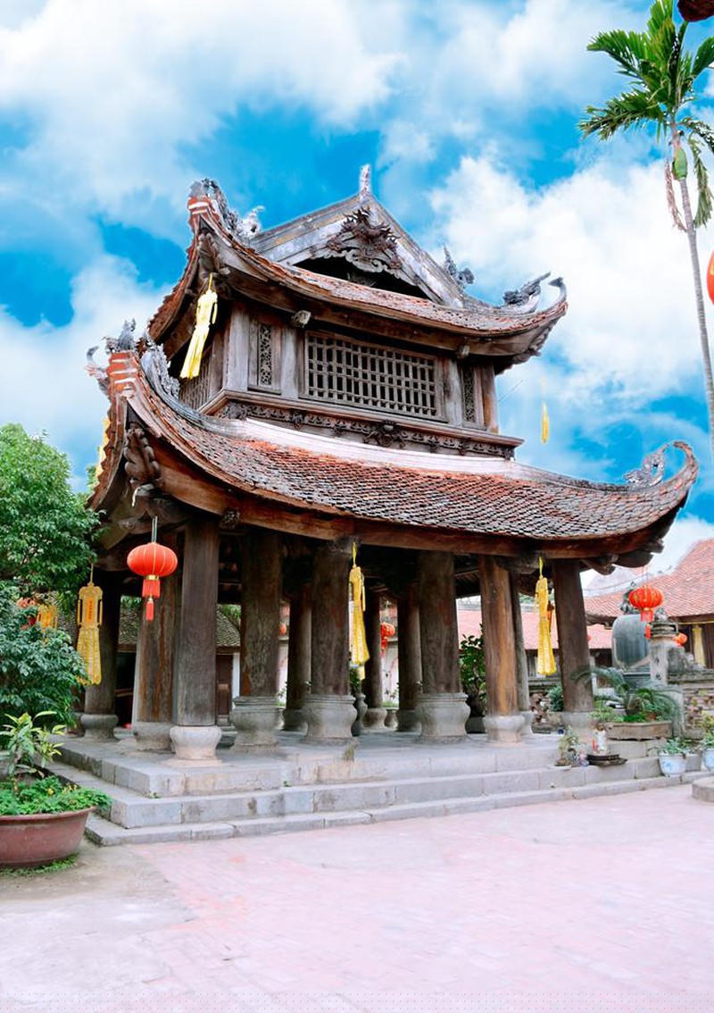 Gác chuông là công trình kiến trúc đặc sắc của cổ tự này.