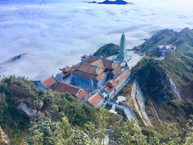 Mây dày đặc và bông xốp tràn ngập khắp nơi, bao bọc lấy cả khu vực đỉnh Fansipan khiến không gian trở nên kỳ ảo như chốn bồng lai tiên cảnh.