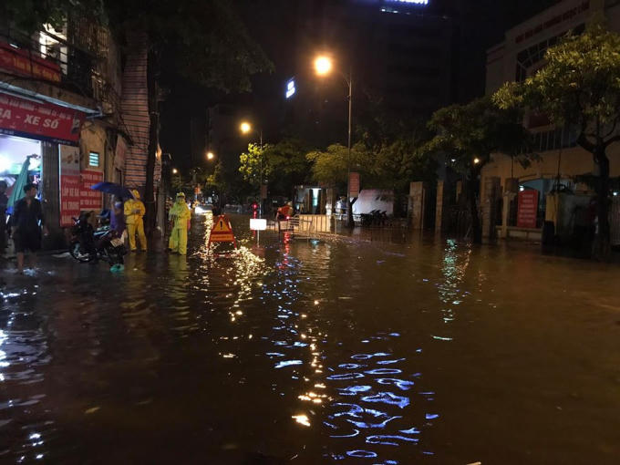 H&agrave; Nội mưa lớn, nhiều nơi phải lập barie để cảnh b&aacute;o người d&acirc;n