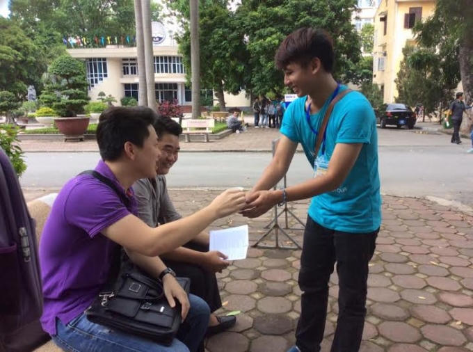 Giữa trưa hè oi ả, các thành viên BTC vẫn nhiệt tình với hoạt động ý nghĩa.
