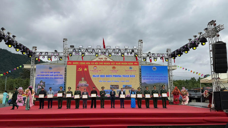 Nhiều tập thể, cá nhân có thành tích tiêu biểu đã được tặng giấy khen.