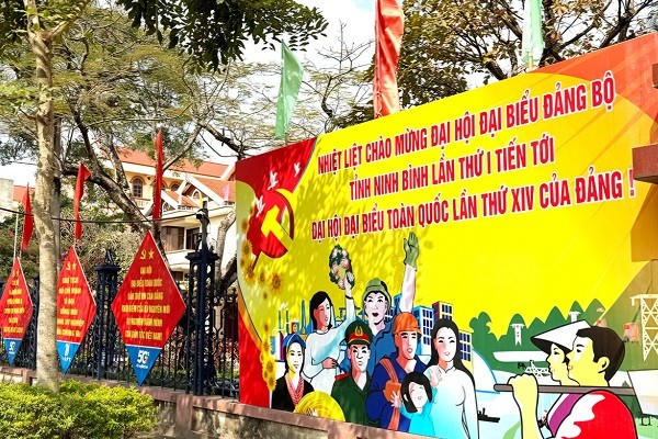 Pano, áp phích tuyên truyền trực quan tại phường Đông A.