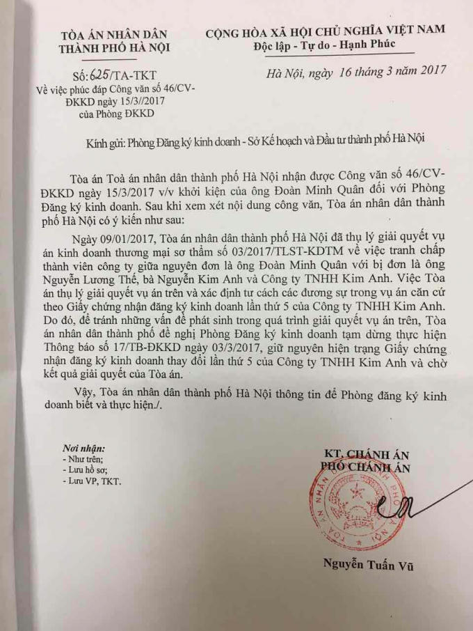 Tòa án cũng đã cho biế t đang xem xét vụ  kiệ n Phòng ĐKKD ra thông báo ngày 3/3/2017, việ c ra quyế t đị nh thu hồ i đã đượ c phía Tòa cả nh báo trướ c sẽ  làm ả nh hưở ng đế n kế t quả  giả i quyế t củ a Tòa, đồ ng thờ i Tòa cũng đã đề  nghị  dừ ng việ c thự c hiệ n thông báo ngày 3/3/2017 để  chờ  kế t quả  giả i quyế t củ a Tòa án.