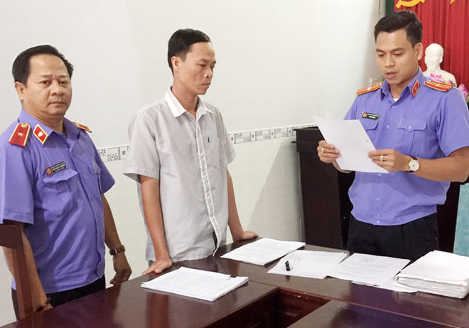 Cơ quan điều tra VKSND Tối cao tống đạt quyết định khởi tố bị can đối với ông Bình vào chiều 24/10. (Ảnh: Zing.vn)