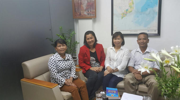 Bà Bùi Thị Tình (bìa trái) và ông Hoàng Quốc Tuấn (bìa phải) tại VP Luật sư số 5 Hà Nội.