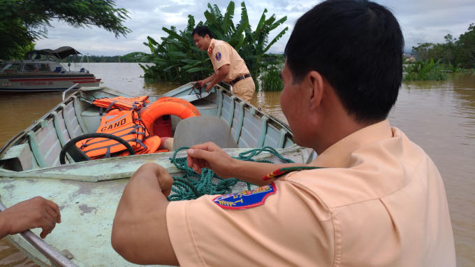 V&agrave;o v&ugrave;ng rốn lũ s&ocirc;ng Bưởi: Hơn ngh&igrave;n người cầm cự giữa m&ecirc;nh m&ocirc;ng biển nước